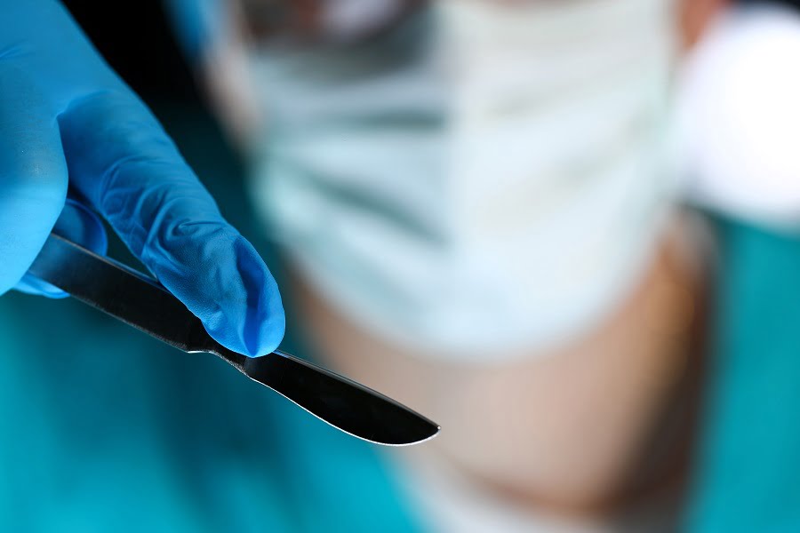 Surgeon holding surgery knife | Dr. Leonard Grossman M.D. | New York